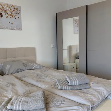 Family-friendly With Swimming Pool Milovcici, Krk - 25984 Appartamento Malinska